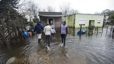 El agua siegue bajando y la Provincia ya trabaja en algunos lugares con la vuelta a casa El agua siegue bajando y la Provincia ya trabaja en algunos lugares con la vuelta a casa