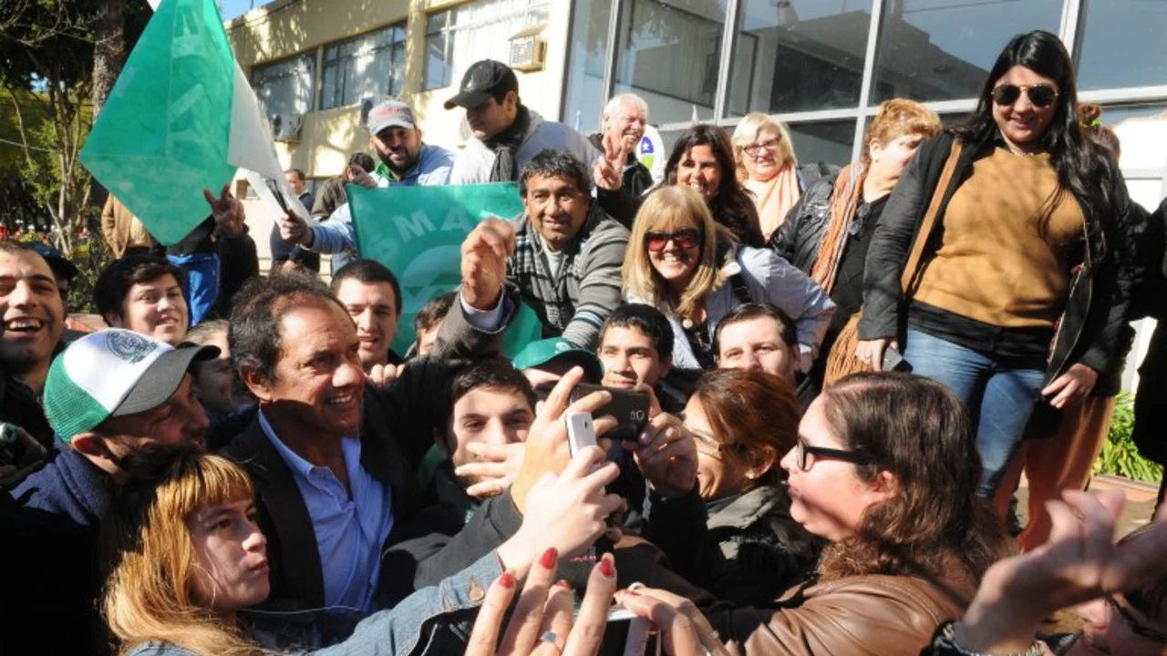 Inundaciones: Scioli agradeció a los jóvenes por la colaboración a los damnificados
