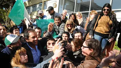 Inundaciones: Scioli agradeció a los jóvenes por la colaboración a los damnificados Inundaciones: Scioli agradeció a los jóvenes por la colaboración a los damnificados