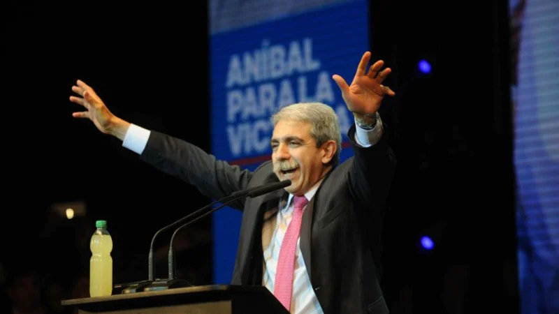 Aníbal se despachó contra Vidal: "Se pone un GPS para cruzar Avellaneda"