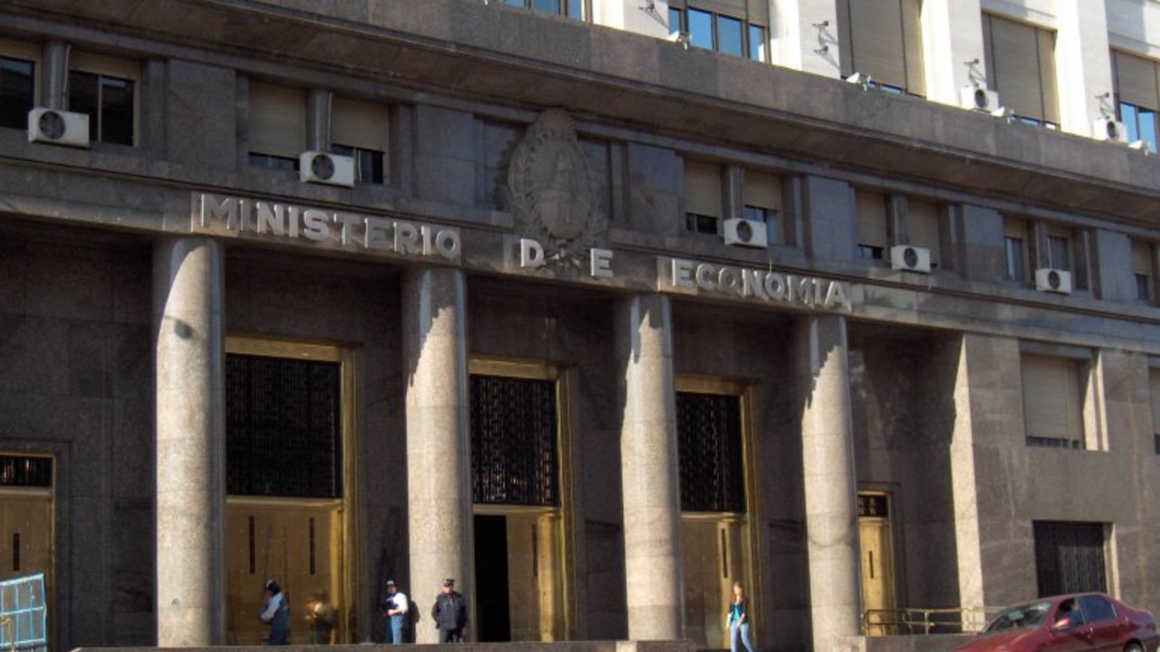 El Gobierno licita un bono atado al tipo de cambio oficial por u$s500 millones