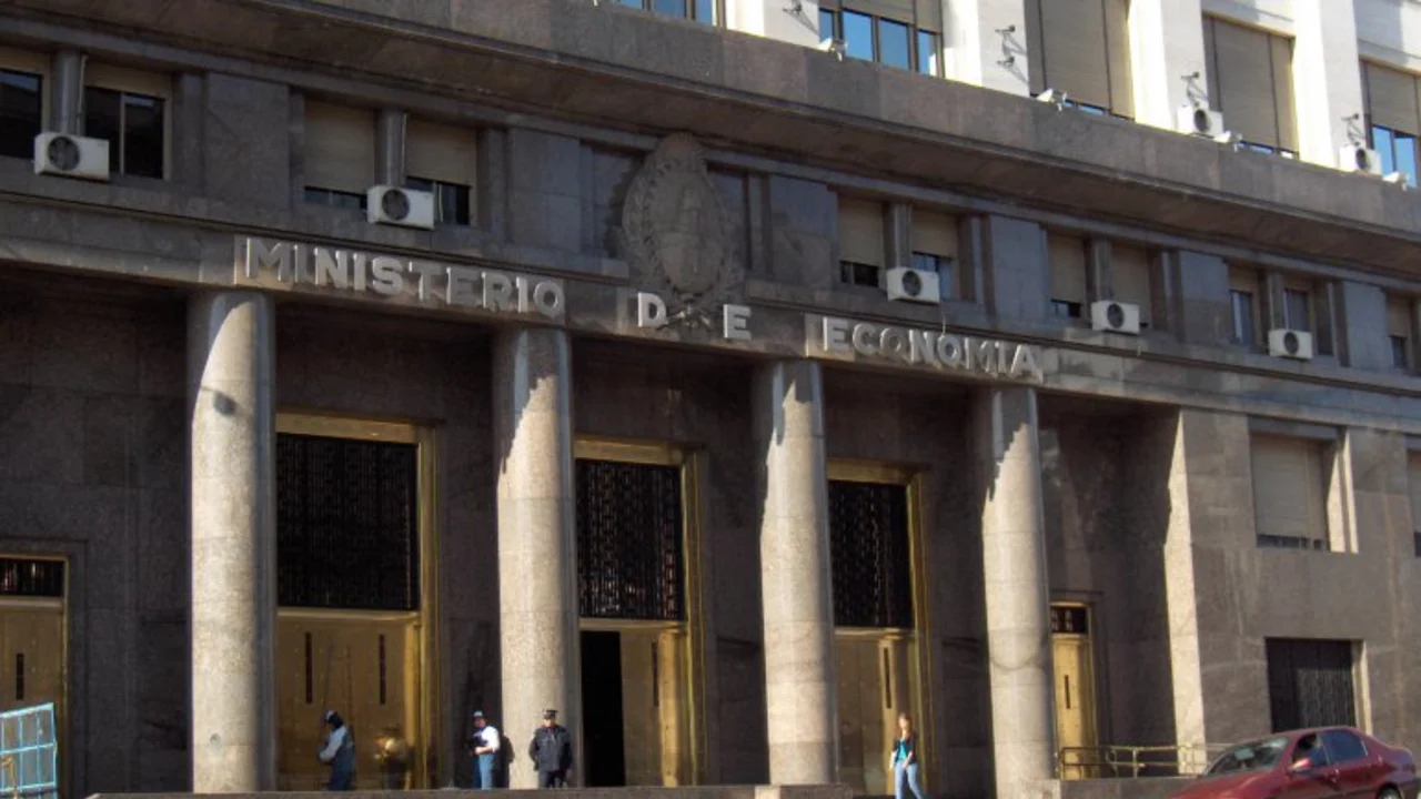 El Gobierno licita un bono atado al tipo de cambio oficial por u$s500 millones