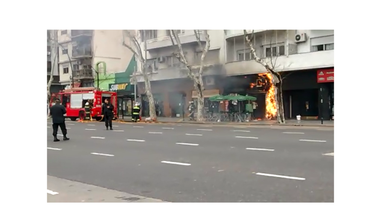 VIDEO: Incendio en local en Plaza Italia