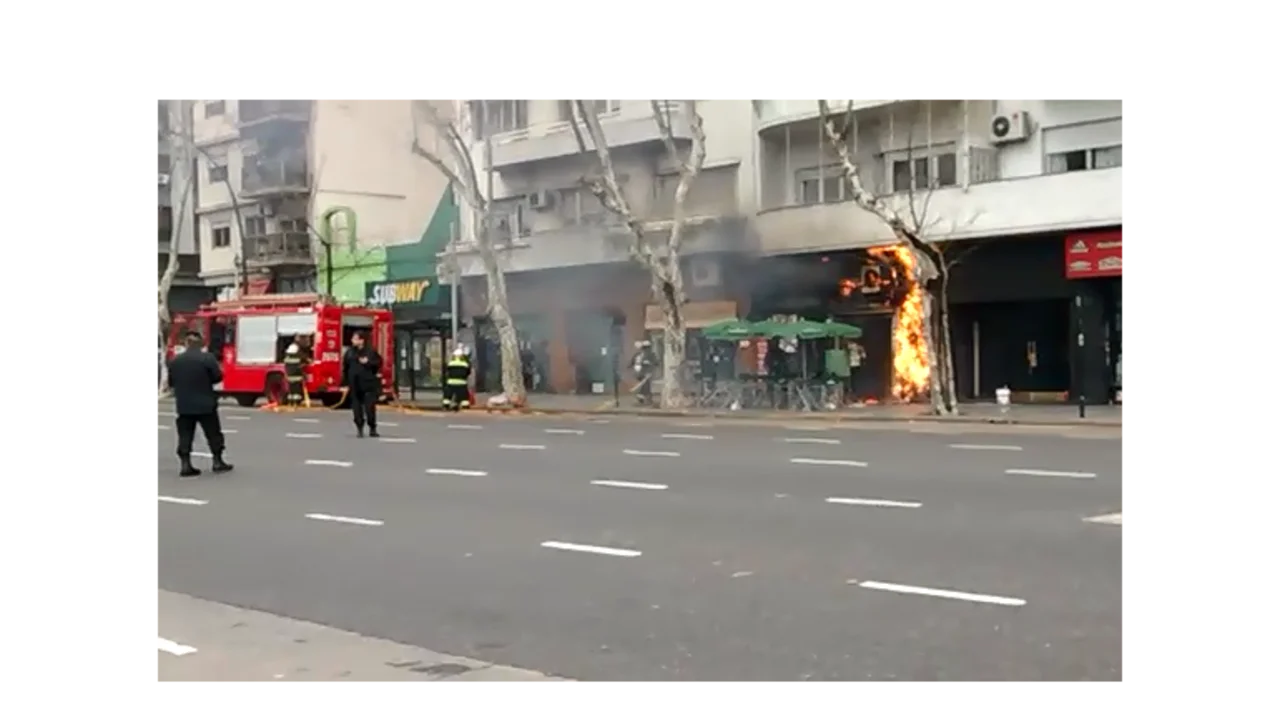 VIDEO: Incendio en local en Plaza Italia