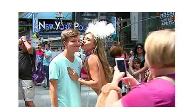 Mujeres desnudas en Times Square escandalizan a Nueva York Mujeres desnudas en Times Square escandalizan a Nueva York