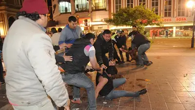 Heridos y al menos cuatro detenidos tras un cacerolazo en Tucumán Heridos y al menos cuatro detenidos tras un cacerolazo en Tucumán