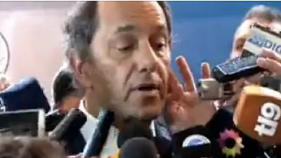 Scioli le hizo el "Topo Gigio" a Macri y le pidió que "reconozca la derrota" Scioli le hizo el "Topo Gigio" a Macri y le pidió que "reconozca la derrota"