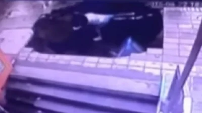 Video: se desmorona el piso y cuatro personas caen en un pozo Video: se desmorona el piso y cuatro personas caen en un pozo