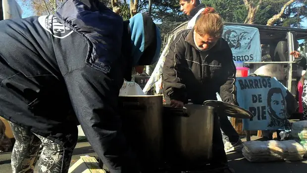 El regreso de las ollas populares, los merenderos y las copas de leche | Pobreza