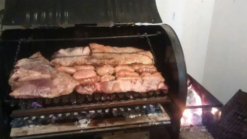 Efecto recesión: más de la mitad de la gente decidió eliminar el asado con amigos