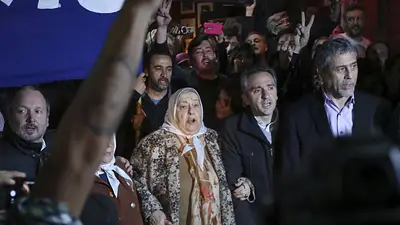 Ordenan detener a Hebe de Bonafini en plena ronda de las Madres Ordenan detener a Hebe de Bonafini en plena ronda de las Madres