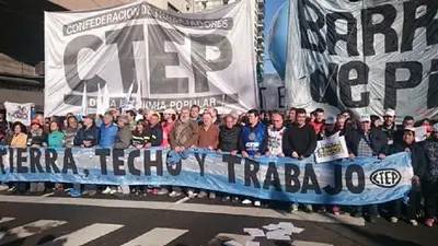 Treinta mil personas marcharon a Plaza de Mayo contra el desempleo Treinta mil personas marcharon a Plaza de Mayo contra el desempleo