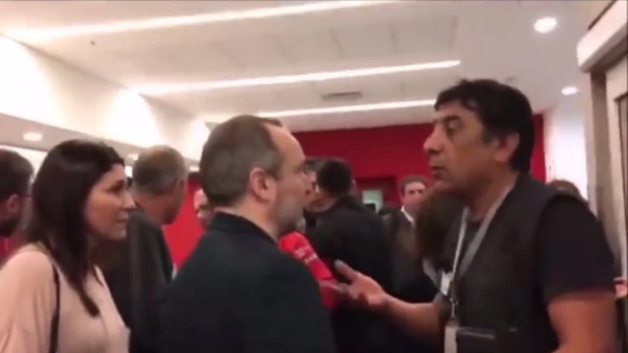 Video: así fue el violento intento de escrache a Martín Sabbatella en un aeropuerto