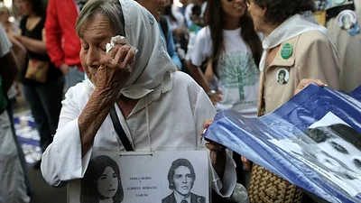 "¿Qué pasaría si Merkel pusiera en duda el número de víctimas del Holocausto?" "¿Qué pasaría si Merkel pusiera en duda el número de víctimas del Holocausto?"