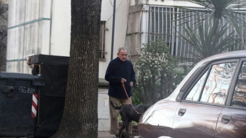 Encuentran a un represor con prisión domiciliaria paseando en Liniers