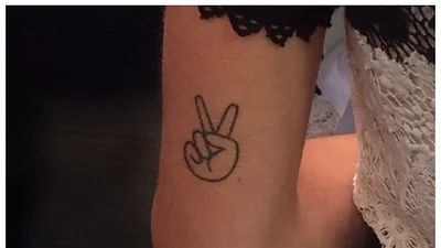 El "tatuaje peronista" de Tini Stoessel en la mesa de Mirtha Legrand El "tatuaje peronista" de Tini Stoessel en la mesa de Mirtha Legrand