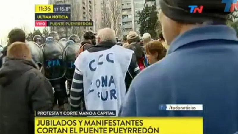 La Policía reprime a una protesta de jubilados en el Puente Pueyrredón