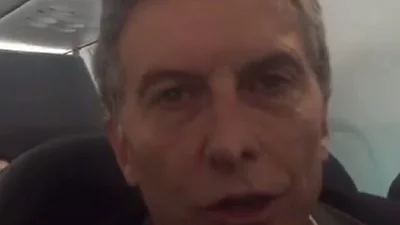 Mientras reprimían a jubilados, Macri se sacaba una selfie Mientras reprimían a jubilados, Macri se sacaba una selfie