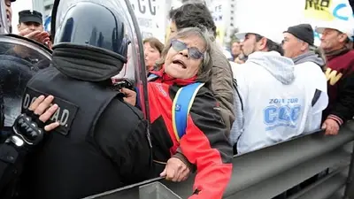 Las fotos de la represión a los jubilados en el Puente Pueyrredón Las fotos de la represión a los jubilados en el Puente Pueyrredón