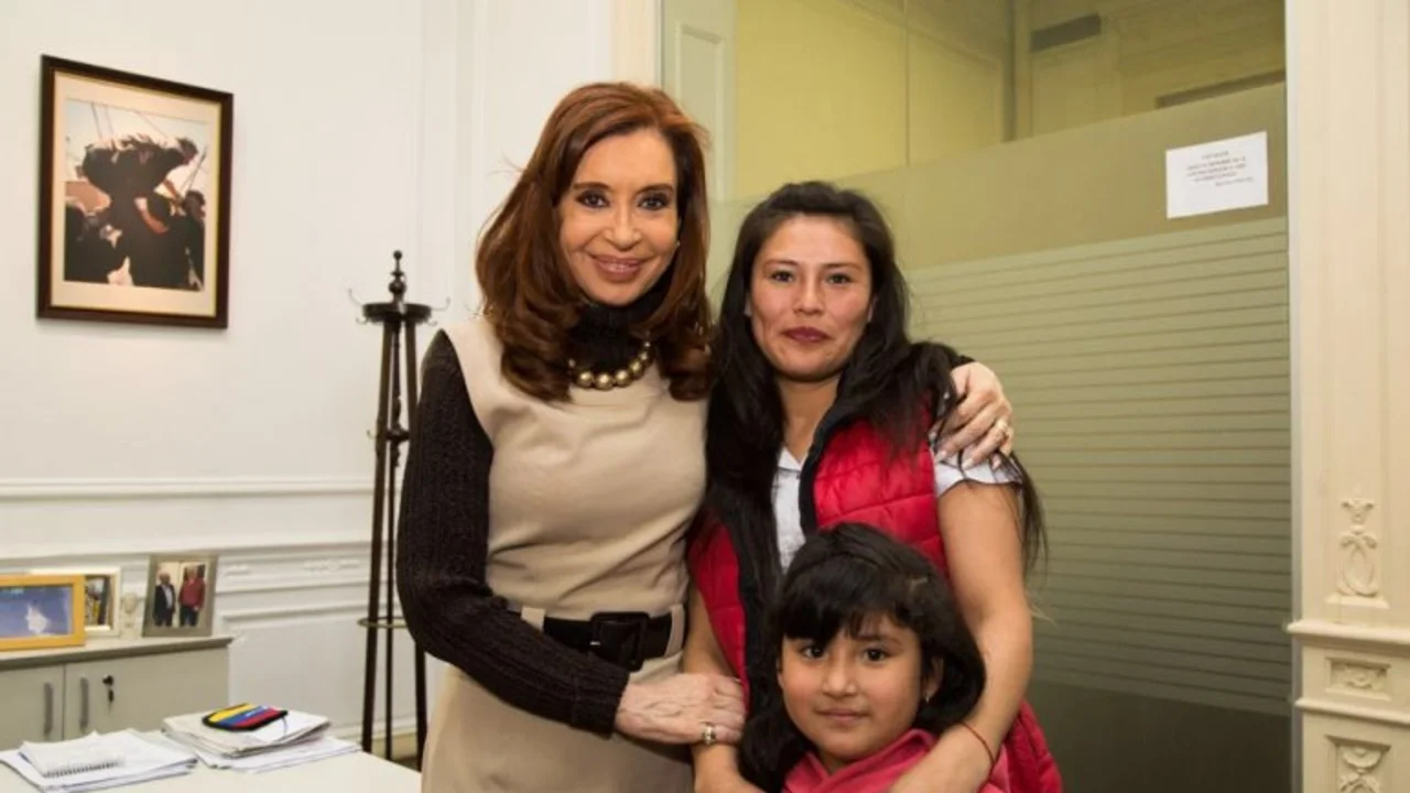 Cristina Kirchner se reunió con la joven acusada por los medios de agredir a Macri