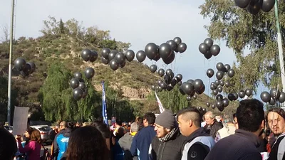 Macri fue recibido con globos negros en Mendoza Macri fue recibido con globos negros en Mendoza