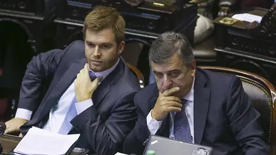 Un diputado radical reconoció que las acciones de Aranguren en Shell "le hacen ruido" Un diputado radical reconoció que las acciones de Aranguren en Shell "le hacen ruido"