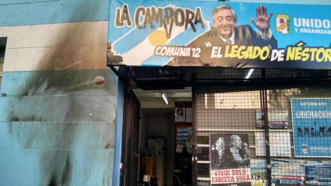Atacaron un local de La Cámpora con bombas Molotov