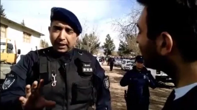 VIDEO: La Policía impidió a un hombre protestar en un acto de Macri