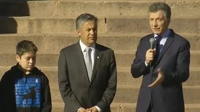 Las caras del nene que compartió el acto con Macri en Mendoza se llevaron todas las miradas Las caras del nene que compartió el acto con Macri en Mendoza se llevaron todas las miradas