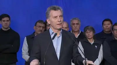 Insólito: Macri le pidió a los trabajadores "no poner palos en la rueda" a los empresarios Insólito: Macri le pidió a los trabajadores "no poner palos en la rueda" a los empresarios