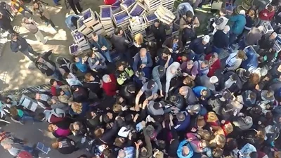 Impactantes imágenes de una multitud pidiendo frutas y verduras en Plaza de Mayo Impactantes imágenes de una multitud pidiendo frutas y verduras en Plaza de Mayo