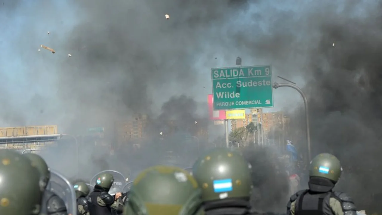 Reprimen protesta de organizaciones sociales en la Autopista La Plata
