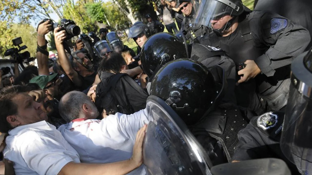 Tres años después de la brutal represión en el Hospital Borda sobreseyeron a Macri