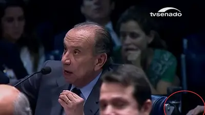 Polémica en Brasil por una "bolsita" de un senador en medio del juicio a Dilma Polémica en Brasil por una "bolsita" de un senador en medio del juicio a Dilma