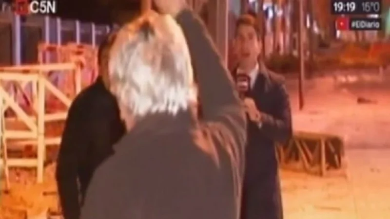 Militantes de Cambiemos agredieron a un movilero de C5N en medio del programa de Víctor Hugo