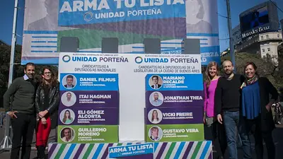 Instalan una boleta gigante para explicar qué son las PASO Instalan una boleta gigante para explicar qué son las PASO