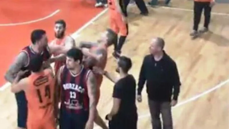 Gaby Fernández a golpeó en la cara a un rival durante un partido