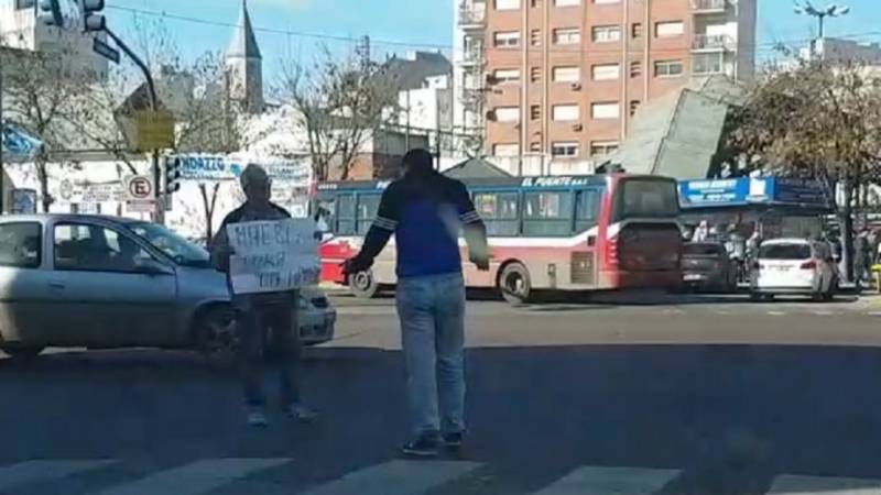 Un joven atacó a un jubilado que protestaba pacíficamente contra Macri