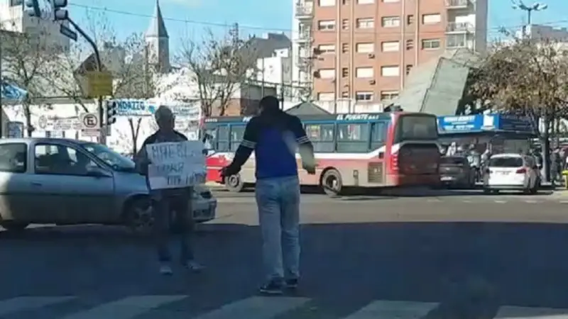 Un joven atacó a un jubilado que protestaba pacíficamente contra Macri