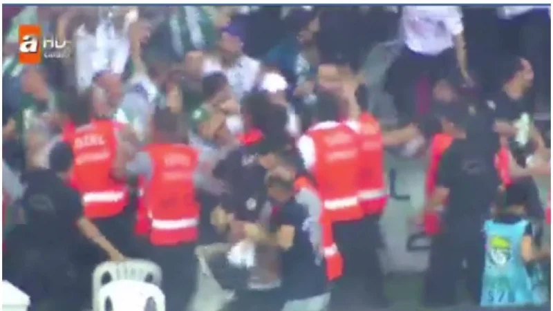 Un hincha entró a la cancha con un cuchillo en la Supercopa Turca copy