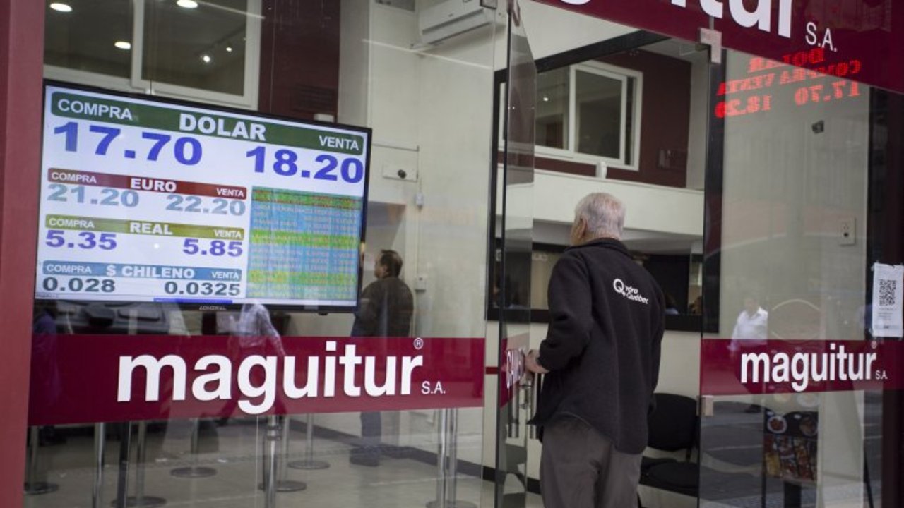 Los bancos pusieron un "cepo al dólar" informal ante el aumento de demanda