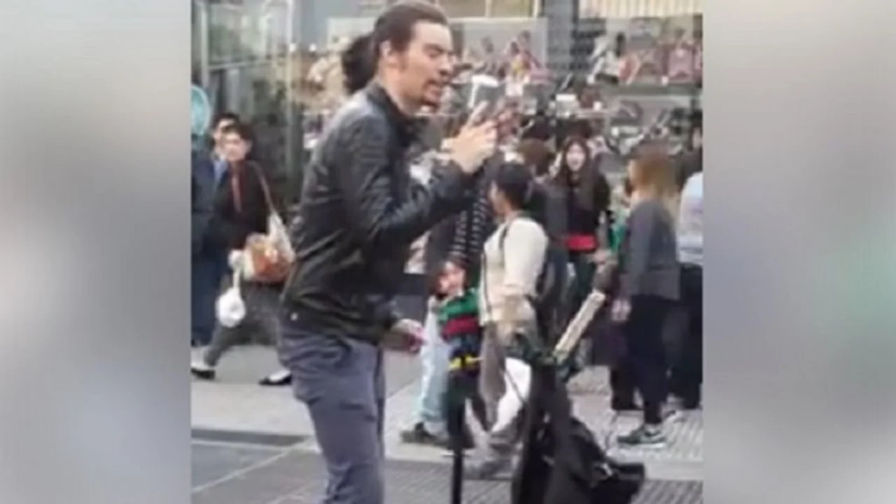VIDEO: Impresionante interpretación callejera de un hit de Elvis Presley