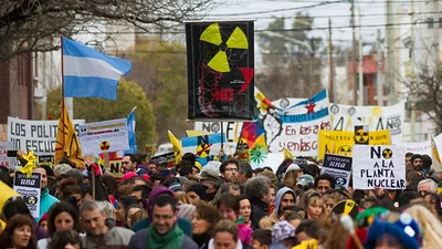 Cientos de personas marcharon contra la instalación de una central nuclear en Río Negro Cientos de personas marcharon contra la instalación de una central nuclear en Río Negro