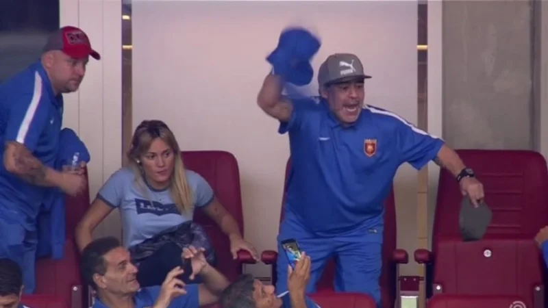 VIDEO: Maradona como loco en un partido en Holanda
