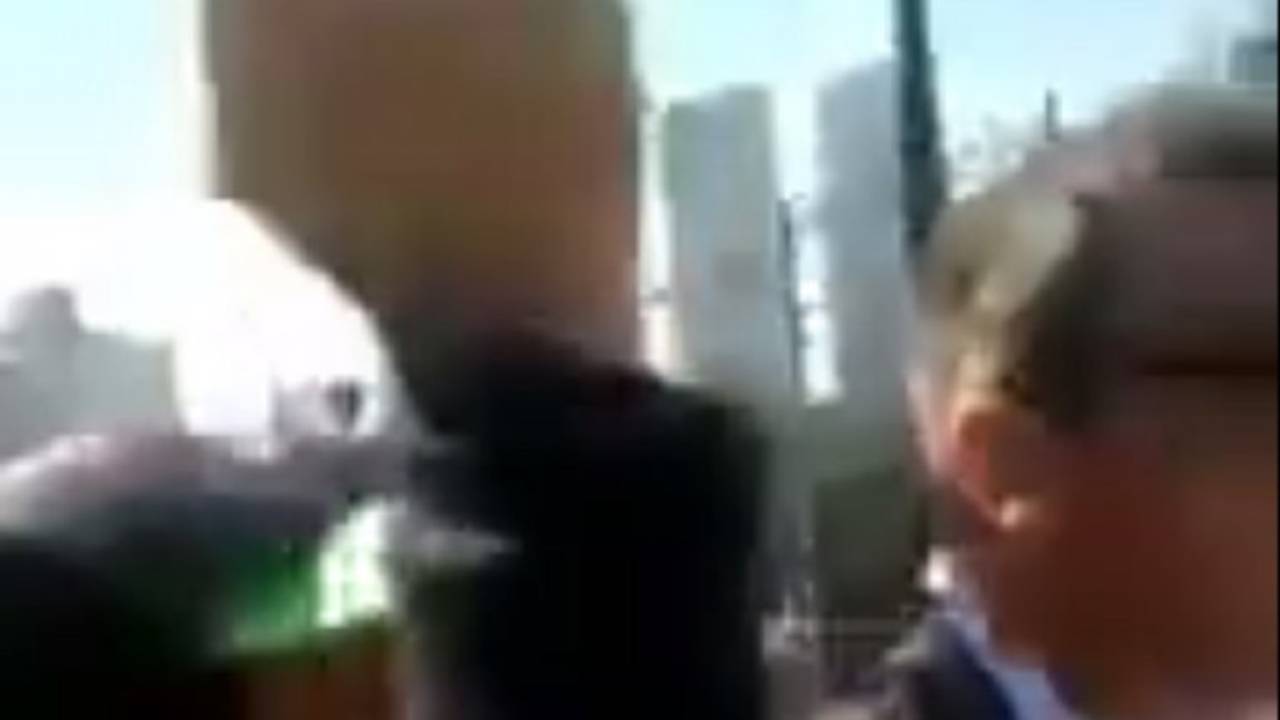 El mal momento de un notero de Canal 13 al ser increpado en plena calle