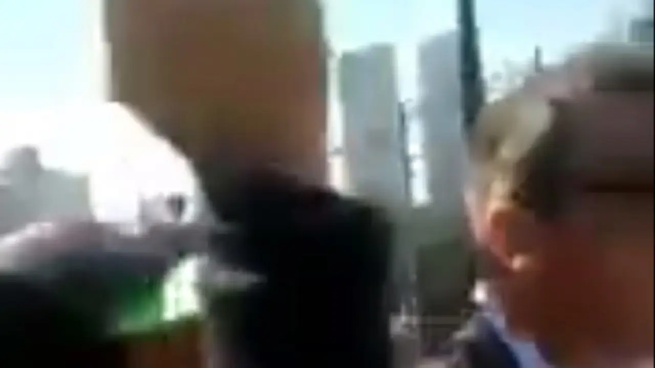 El mal momento de un notero de Canal 13 al ser increpado en plena calle