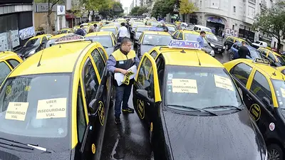 Multaron a los taxistas por cortar las calles contra Uber Multaron a los taxistas por cortar las calles contra Uber