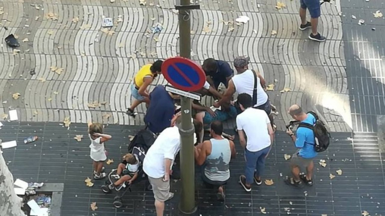 Atentado en Barcelona: una camioneta arrolló y mató al menos a 13 personas
