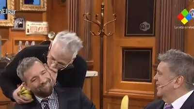 Gerardo Romano les llevó bananas a Polémica en el Bar Brancatelli Gerardo Romano les llevó bananas a Polémica en el Bar Brancatelli