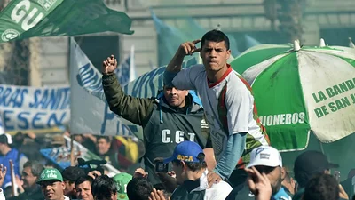 Fuerte interna en la CGT: pelea entre Camioneros en el acto de Plaza de Mayo Fuerte interna en la CGT: pelea entre Camioneros en el acto de Plaza de Mayo